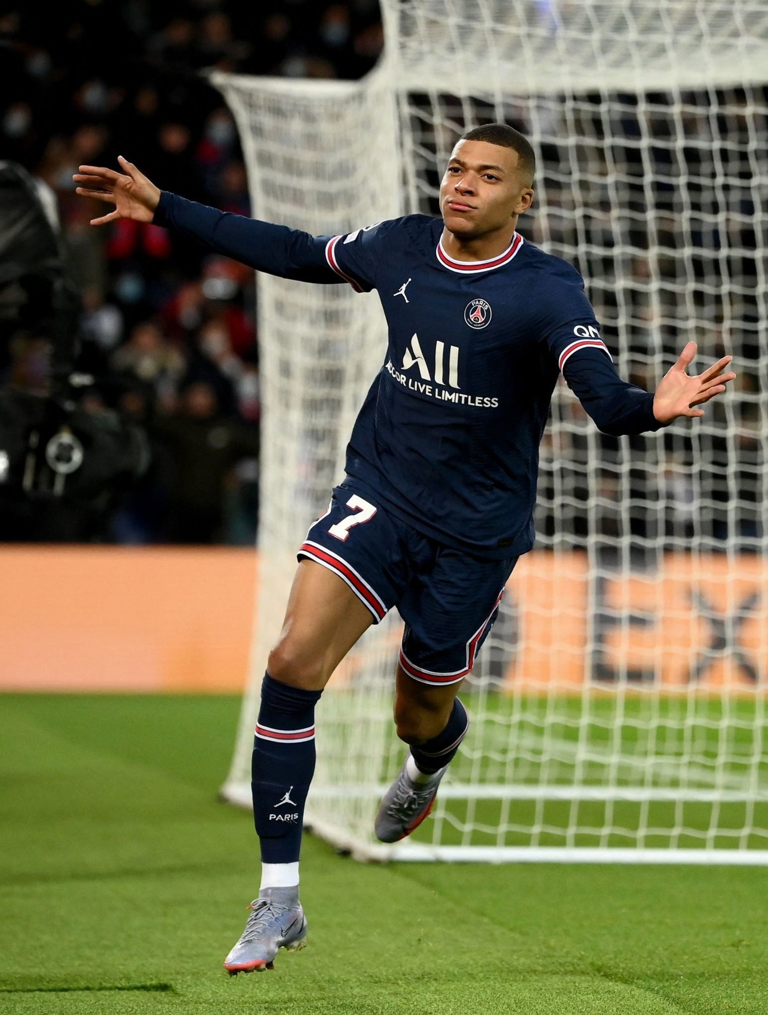 《守望先锋：归来》展示了全新英雄“渣客镇女王”在游戏中的实际