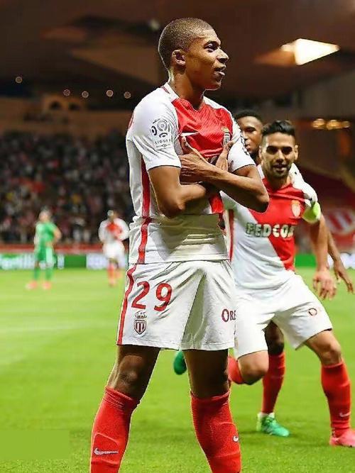 小岛秀夫获赠伊藤润二全彩漫画集 惊道彩色版更恐怖