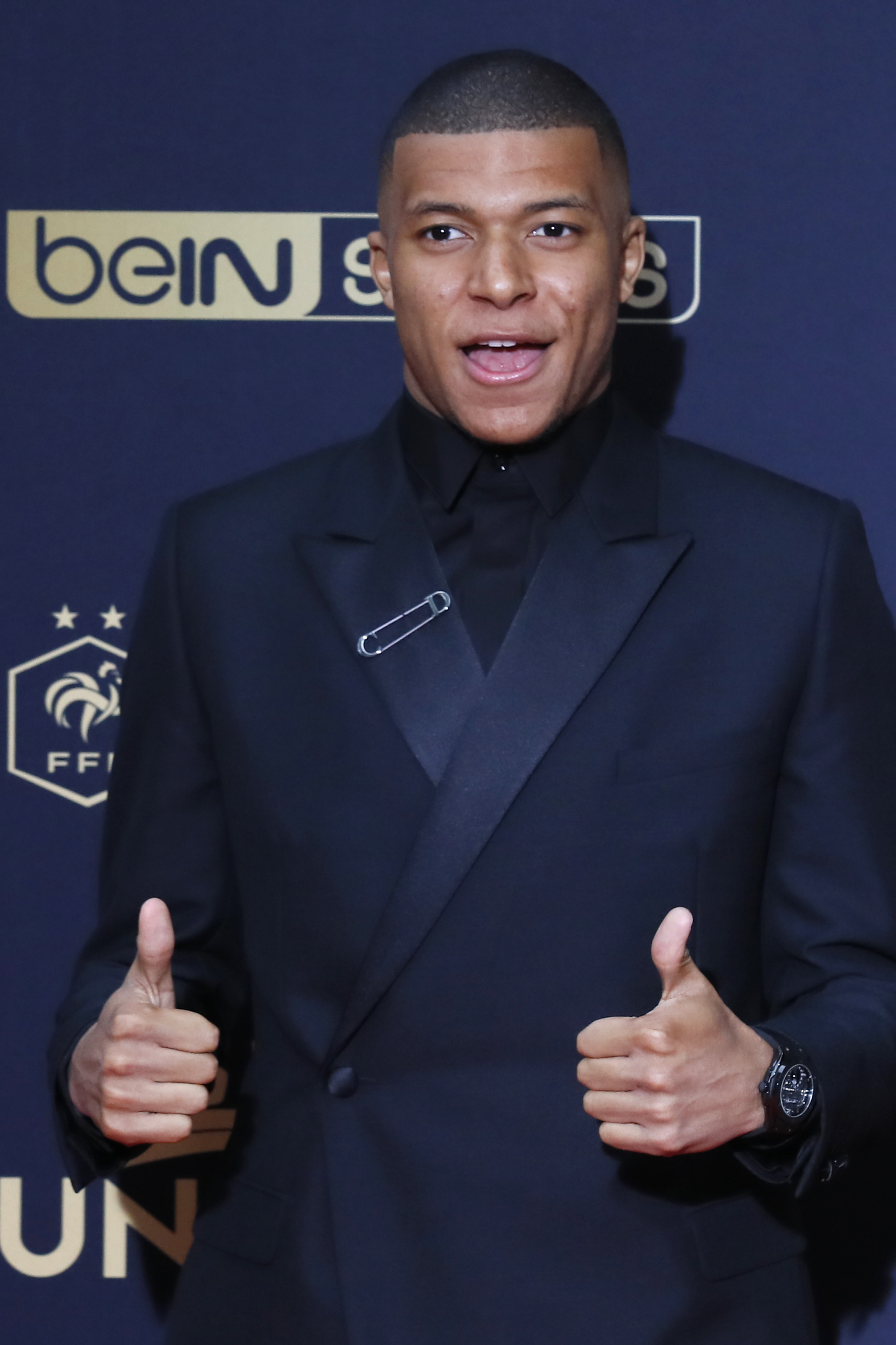 勇士137-103击败国王，库里27+10德罗赞空砍24分难救主